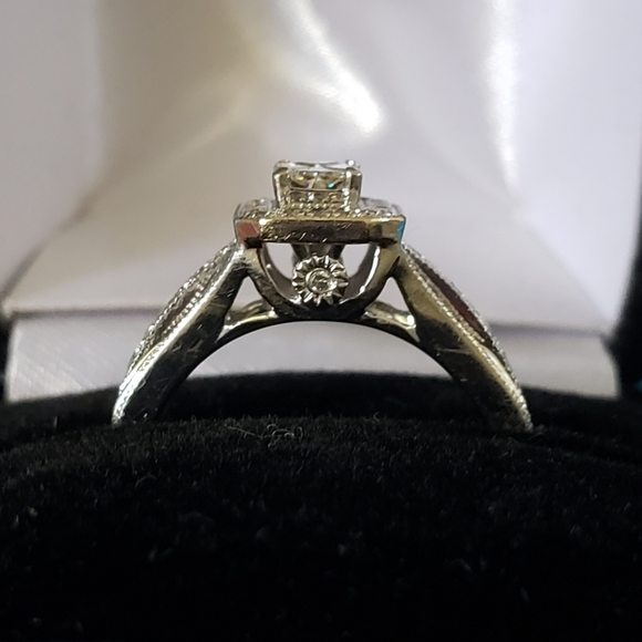 Helzberg halo diamond ring - 14k - Picture 3 of 13